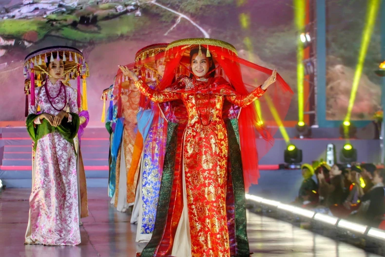 Un défilé de mode met en valeur l'ao dai vietnamien et la soie thaïlandaise