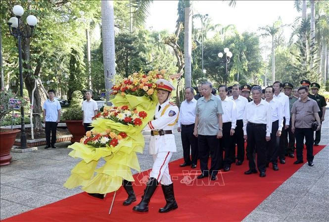 Le président To Lam offre de l'encens au temple dédié au Président Ho Chi Minh à Tra Vinh. Photo: VNA