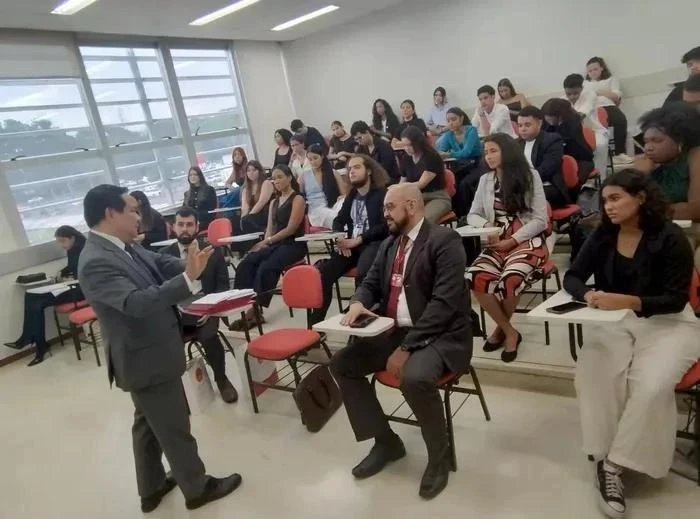 La rencontre entre l'ambassadeur du Vietnam en Brésil, Bui Van Nghi, et des étudiants brésiliens. Photo: VNA