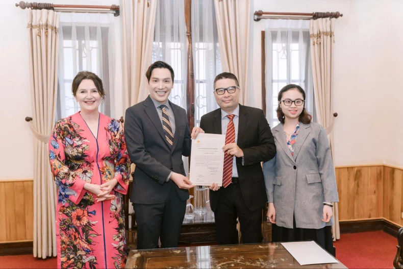 La Slovénie nomme Bui Quang Minh, un célèbre homme d'affaires au sein de la communauté des startups vietnamiennes, au poste de consul honoraire à Ho Chi Minh-Ville. Photo: VNA