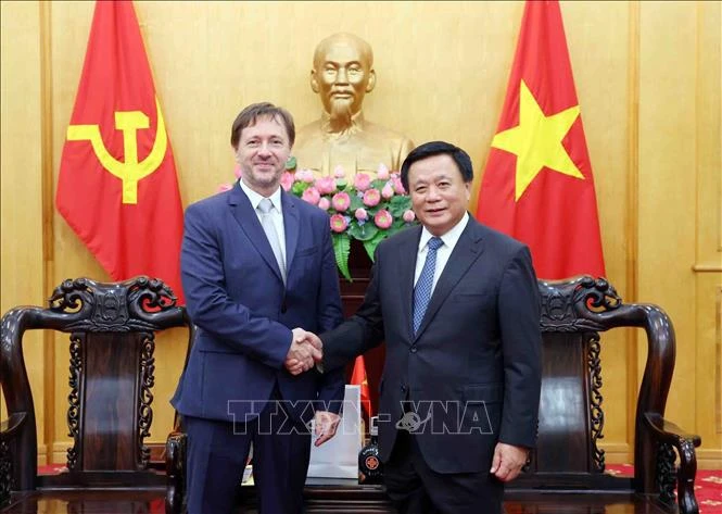 Nguyen Xuan Thang, membre du Bureau politique, directeur de l'Académie nationale de politique Ho Chi Minh, président du Conseil théorique central (droite), et l'ambassadeur de Hongrie au Vietnam Baloghdi Tibor. Photo: VNA