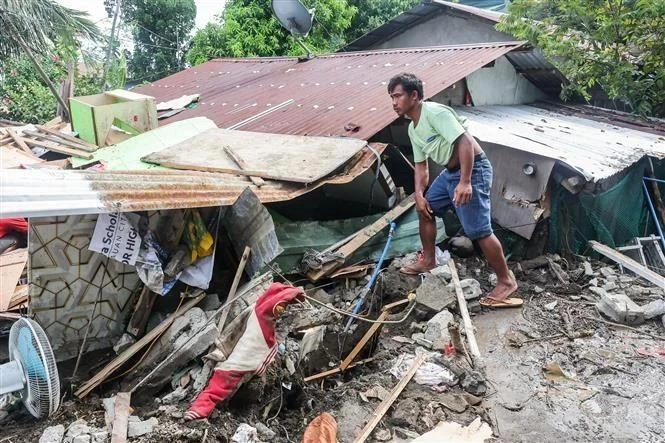 Une maison dans la province de Batangas, aux Philippines, est endommagée par un typhon en octobre 2024. Photo : Xinhua/VNA