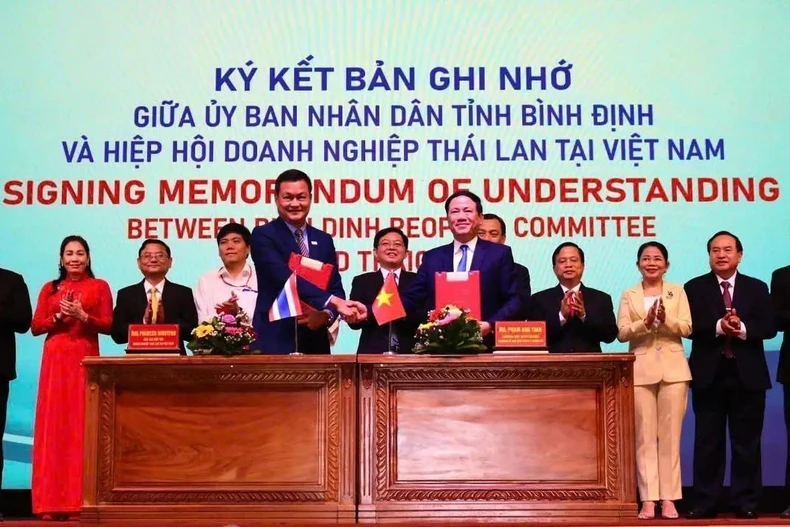 Signature de l'accord de coopération entre le Comité populaire de la province de Binh Dinh et l’Association des entreprises thaïlandaises au Vietnam. Photo: VNA