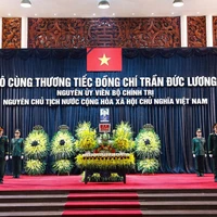 Le cercueil du défunt est déposé à la Maison funéraire nationale, au no5, rue Tran Thanh Tong, Hanoï. Photo : VNA
