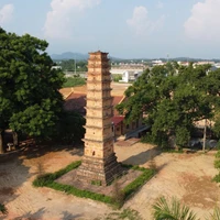 La tour Binh Son est la plus haute tour en terre cuite de la dynastie des Tran qui subsiste jusqu’aujourd'hui. Photo : Nguyen Thao - VNA