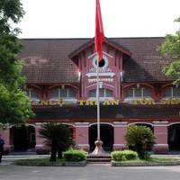 Le lycée Hai Ba Trung est l'une des ouvrages à l’architecture française typique de la ville de Huê. Photo : Do Truong-VNA