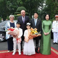 Le président hongrois Sulyok Tamas et son épouse, avec le président Luong Cuong et son épouse avec des enfants de Hanoï. Photo : VNA