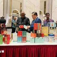 Le Phu Cuong (au milieu), conseiller commercial vietnamien en Malaisie, présente des produits vietnamiens lors d'une foire en Malaisie. Photo : VNA