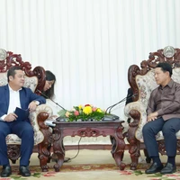 Le vice-Premier ministre lao, Saleumxay Kommasith (à droite) et le président de Vinachem, Phung Quang Hiep. Photo : VNA