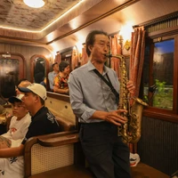 Le saxophoniste Phan Kim apporte des mélodies impeccables et des paysages poétiques à travers l'œuvre "Dà Lat au coucher du soleil". Photo : VNA