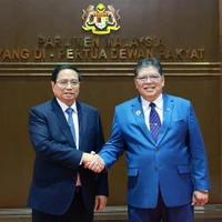 Le Premier ministre Pham Minh Chinh (gauche) et Tan Sri Dato' Johari Bin Abdul, président de la Chambre des représentants de Malaisie. Photo: VNA