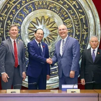 Le vice-président de l'Assemblée nationale (AN) Trân Quang Phuong (3e de gauche à droite) et le député John Moolenaar, de l'État du Michigan à la Chambre des représentants des États-Unis (3e de droite à gauche). Photo: VNA