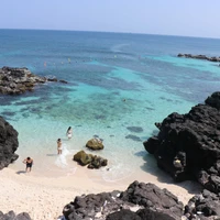 Plage aux eaux bleues claires sur l'île de Bé. Photo : Pham Cuong-VNA