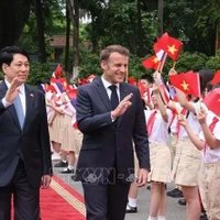 Cérémonie d'accueil officielle du président français en visite d'État au Vietnam