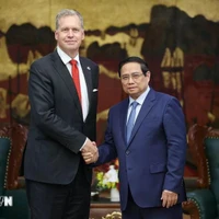 Le Premier ministre Pham Minh Chinh (droite) et Steven Kobos, président-directeur général du groupe américain Excelerate Energy. Photo: VNA