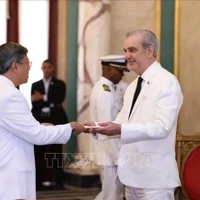 L'ambassadeur vietnamien Lê Quang Long présente ses lettres de créance au président de la République dominicaine Luis Rodolfo Abinader Corona. Photo : VNA
