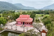 La couleur rose de la pagode se détache harmonieusement sous le ciel bleu, au cœur des rizières de la région de Bay Nui, à An Giang. Photo : Thanh Sang / VNA