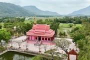 La couleur rose de la pagode se détache harmonieusement sous le ciel bleu, au cœur des rizières de la région de Bay Nui, à An Giang. Photo : Thanh Sang / VNA