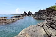 La beauté originelle des récifs rocheux de Bàn Than est disposée par la nature telle une œuvre d'art au milieu de la mer. (Photo : VNA) 