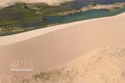 Les rafales de vent balayant le sable forment de magnifiques pentes aux motifs ondulés. Photo : VNA