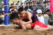 Dans le respect de l’esprit martial, le festival de lutte du village de Sinh interdit formellement toute prise ou tout coup dangereux. Photo : Mai Trang – VNA