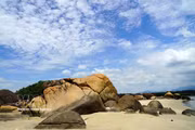 Le rocher nommé « Hon Da May Nha » se dresse sur la plage de Son Tra (à Quang Ngai). Photo : VNA