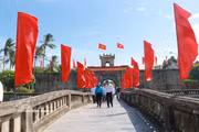 Aux pics d'affluence, la Citadelle de Quang Tri accueille près de 3.000 visiteurs par jour, venus déposer des fleurs et brûler de l'encens en hommage aux Héros morts pour la Patrie. Photo : VNA