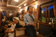 Le saxophoniste Phan Kim apporte des mélodies impeccables et des paysages poétiques à travers l'œuvre "Dà Lat au coucher du soleil". Photo : VNA