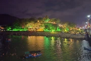 Les tours de Ponagar lumineuses dans la nuit. Photo : Dang Tuan-VNA
