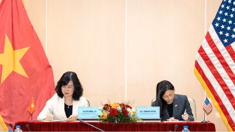 La ministre de la Santé Dao Hông Lan (gauche) et l'ambassadrice des Etats-Unis au Vietnam, Jennifer McNamara Wick. Photo: Ambassade des Etats-Unis au Vietnam