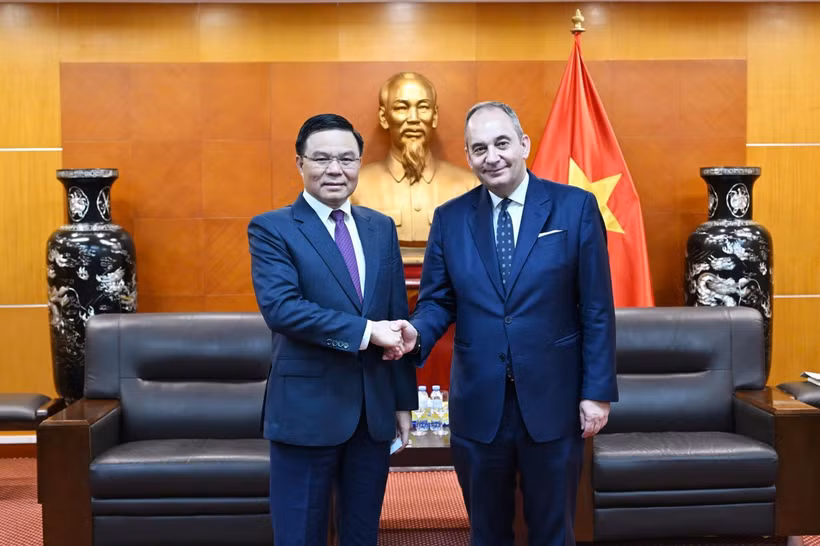 Le ministre de l’Industrie et du Commerce par intérim, Le Manh Hung (gauche), et Ioannis Plakiotakis, premier vice-président du Parlement hellénique. Photo: Le ministère de l'Industrie et du Commerce