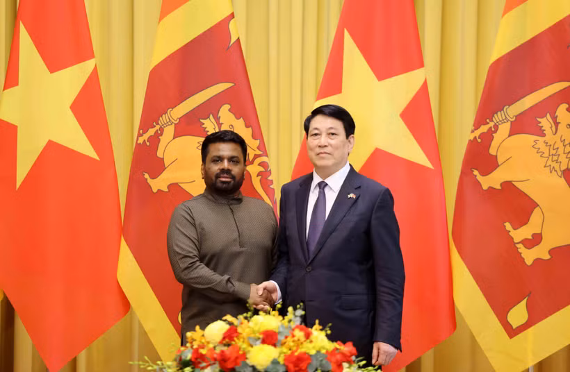 Le président Luong Cuong (droite) et le président sri-lankais, Anura Kumara Dissanayaka. Photo: VNA