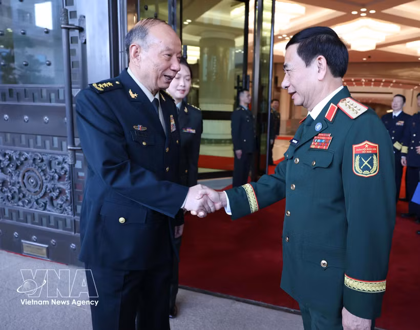Le général Phan Van Giang, vice-Premier ministre et ministre de la Défense (droite) et e général de corps d’armée Zhang Shengmin, vice-président de la Commission militaire centrale de Chine. Photo : VNA