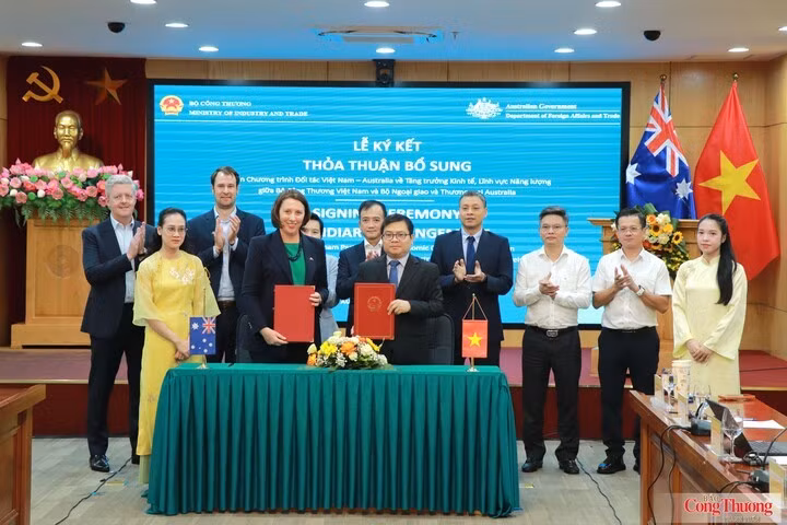 Le ministère vietnamien de l’Industrie et du Commerce et l’ambassade d’Australie au Vietnam signent un accord complémentaire entre les deux gouvernements relatif au volet énergétique du programme Aus4Growth. Photo: VNA