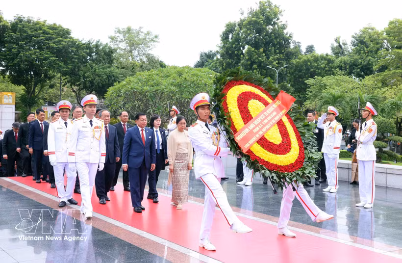 Le président Min Aung Hlaing, son épouse et la délégation de haut niveau du Myanmar déposent une gerbe et rendu hommage au Monument aux Héros morts pour la Patrie, rue Bac Son, à Hanoï. Photo: VNA