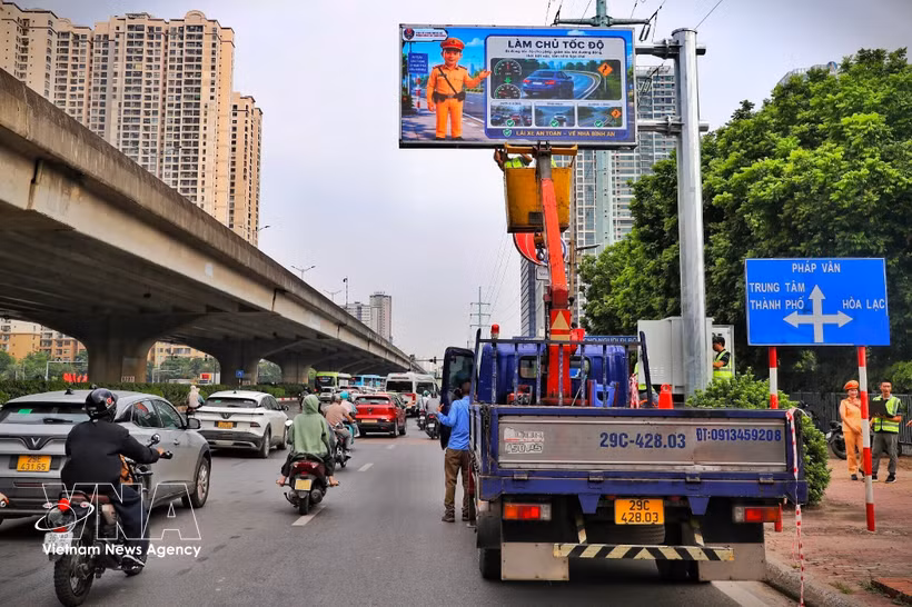 Installés sur les principaux axes routiers et carrefours de la capitale, ces panneaux diffuseront en temps réel des informations sur les embouteillages, les accidents... Photo: VNA