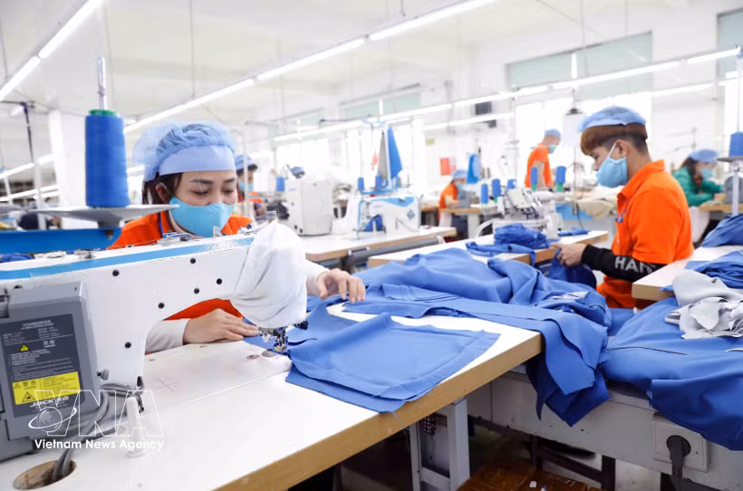 Les produits textiles vietnamiens sont actuellement présents sur 138 marchés dans le monde. Les États-Unis demeurent le principal débouché, avec un chiffre d’affaires estimé à plus de 18 milliards de dollars, en hausse d’environ 10 %. Photo: VNA