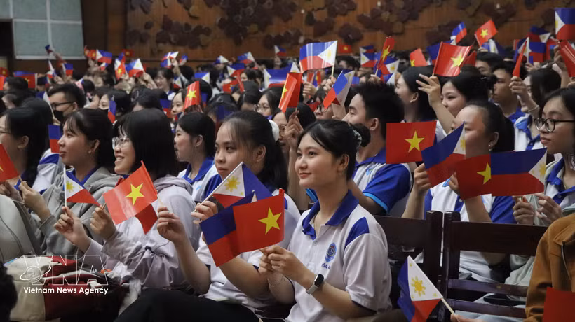 Des étudiants présents à la cérémonie. Photo: VNA