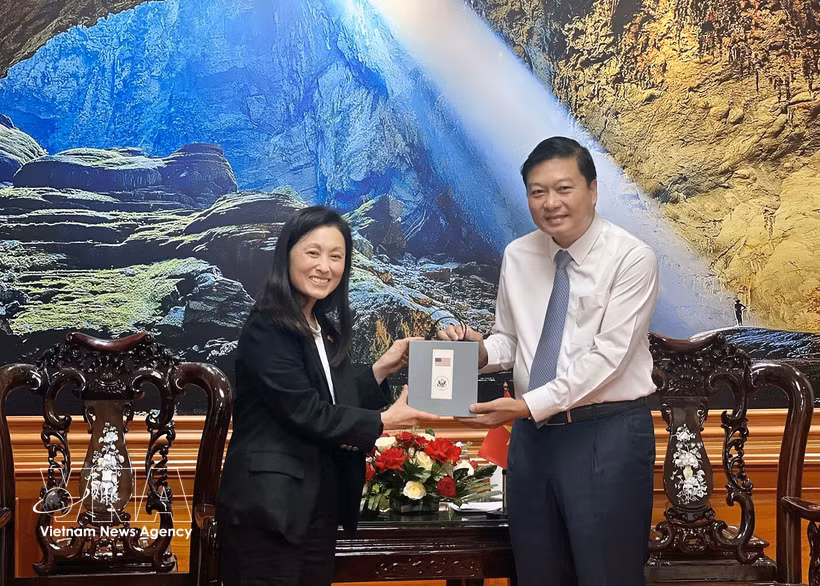 Le président du Comité populaire de la province centrale de Quang Tri, Lê Hông Vinh (droite) et l’ambassadrice des États-Unis au Vietnam, Jennifer Wicks. Photo : VNA