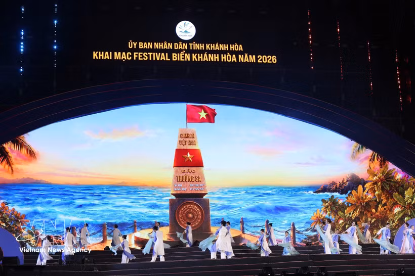 Le spectacle artistique réunissant des artistes vietnamiens de renom. Photo: VNA
