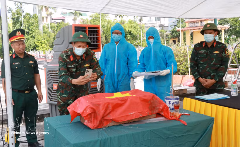 Ninh Binh: Numérisation des informations afin de constituer une base de données unifiée destinée à la gestion, à la consultation et à l'identification des soldats tombés pour la Patrie. Photo : VNA