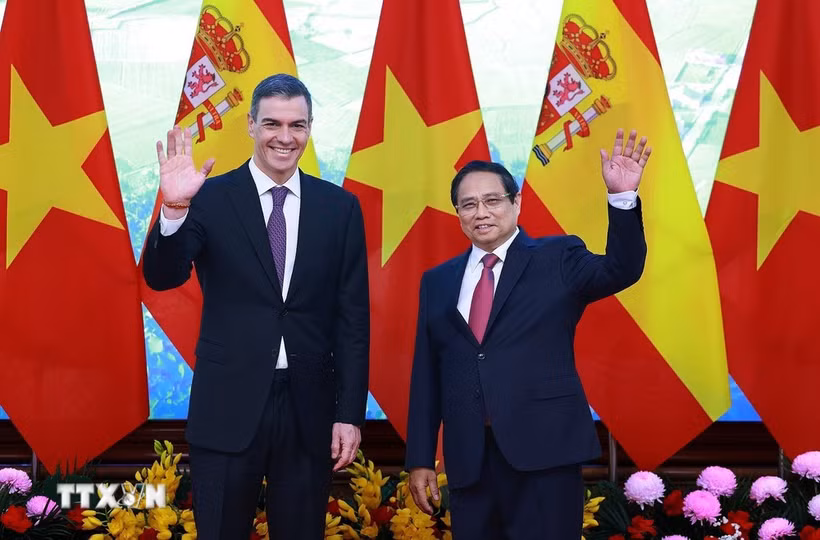 Le Premier ministre Pham Minh Chinh et son homologue espagnol Pedro Sánchez. Photo: VNA