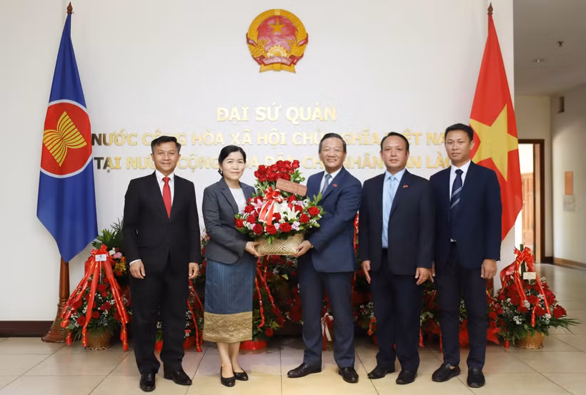 À l'occasion du 80e anniversaire de la Fête nationale du Vietnam (2 septembre 1945 –2025), l'ambassade du Vietnam à Vientiane a accueilli, les 19 et 20 août, de nombreuses délégations représentant les ministères, organismes du Laos venus présenter leurs félicitations. Photo: VNA