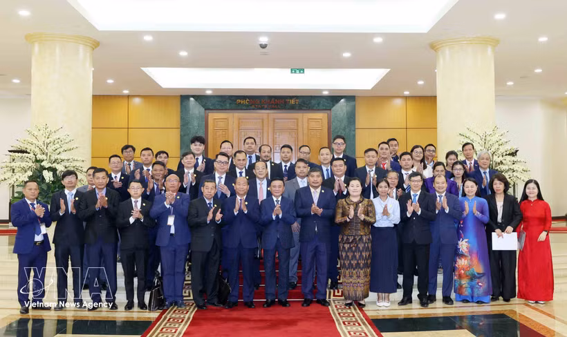 Le permanent du Secrétariat du PCV, Tran Cam Tu, et des délégués des deux pays. Photo: VNA