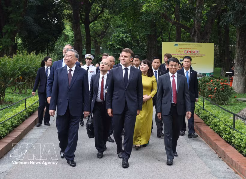 Le secrétaire général du Parti Tô Lâm et le président français visitent le site historique consacré au Président Hô Chi Minh au palais présidentiel, en mai 2025. Photo: VNA