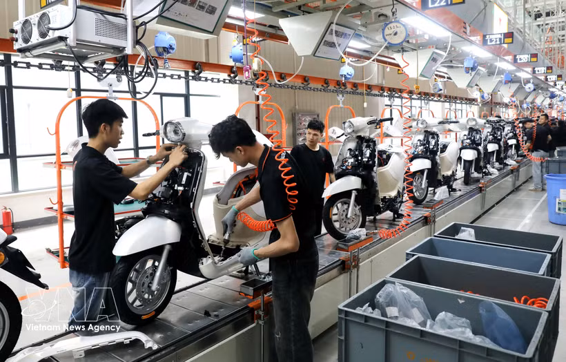 Une chaîne de production de l’usine intelligente de YADEA Vietnam, représentant un investissement de plus de 100 millions de dollars, dans la zone industrielle de Tan Hung, province de Bac Ninh. Photo : VNA
