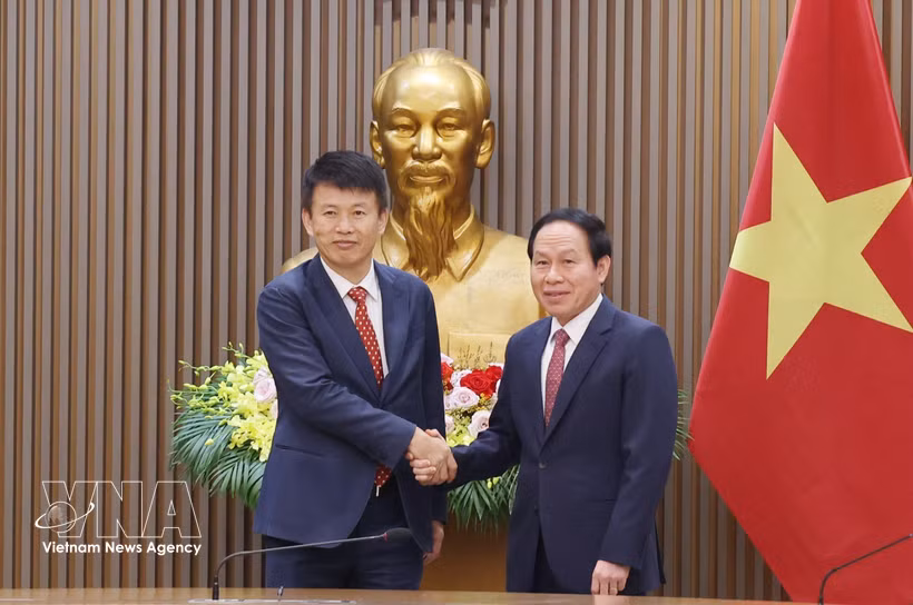 Le vice-Premier ministre Lê Tiên Châu (droite) et le professeur Hongbin Cai, doyen de la Faculté de commerce de l’Université de Hong Kong (Chine). Photo: VNA