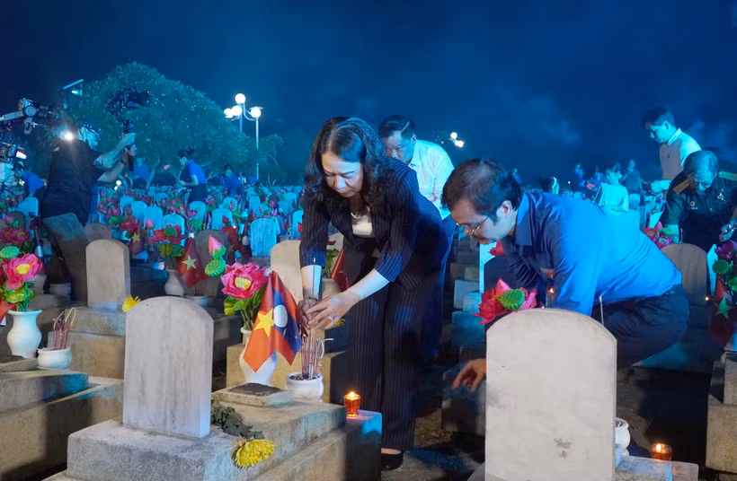 La vice-présidente de la République Vo Thi Anh Xuân rend hommage aux héros martyrs à Nghe An. Photo: VNA