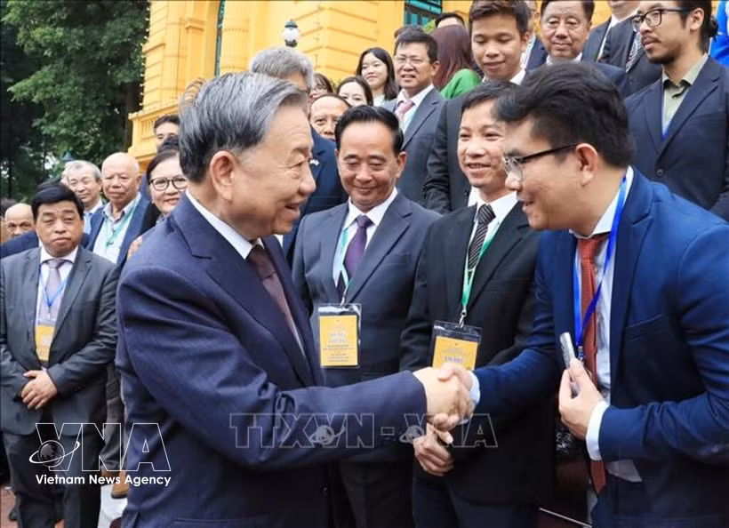 Le secrétaire général du Parti et président Tô Lâm (gauche) et des représentants des Vietnamiens à l'étrangers. Photo: VNA