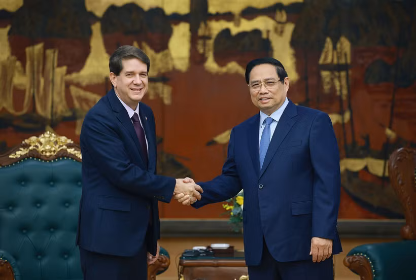 Le Premier ministre Pham Minh Chinh (droite) et Jorge Legañoa Alonso, président de l’agence de presse latino-américaine Prensa Latina. Photo: VNA